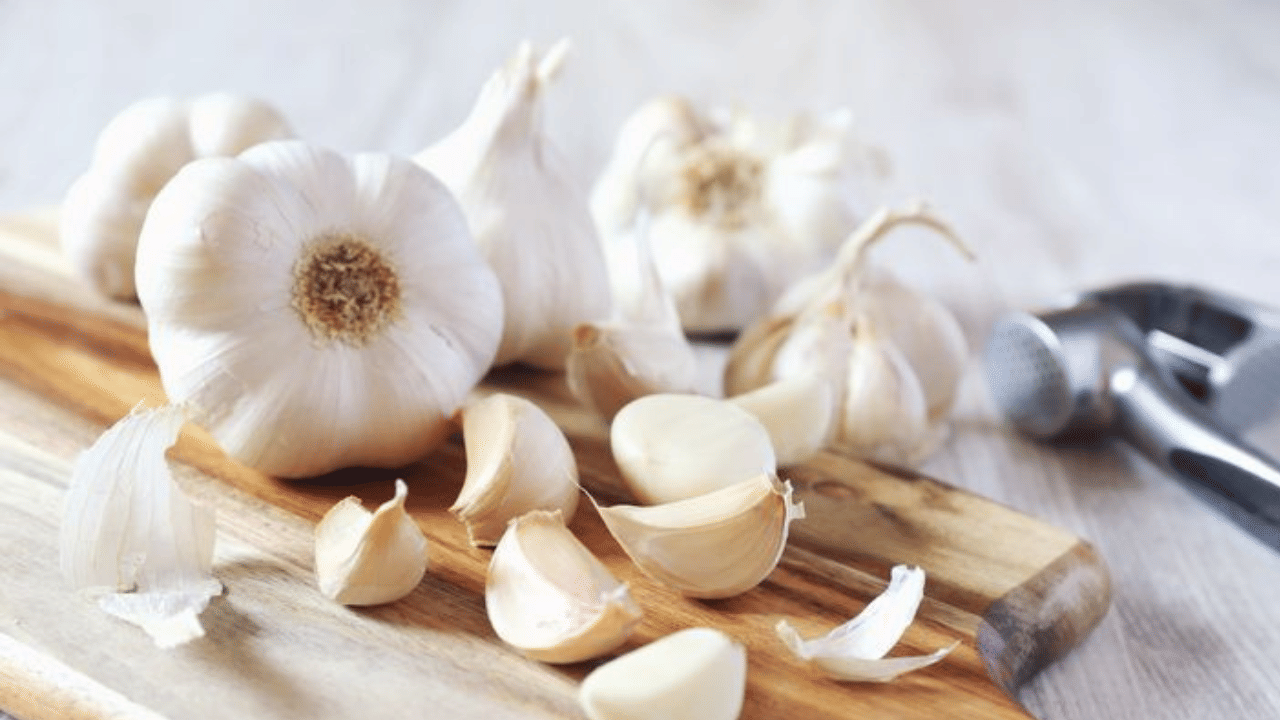 വെളുത്തുള്ളി സന്ധി വേദന മാറ്റാനും വാതരോ​ഗങ്ങൾ കുറയ്ക്കാനും ​ഗുണം ചെയ്യും.