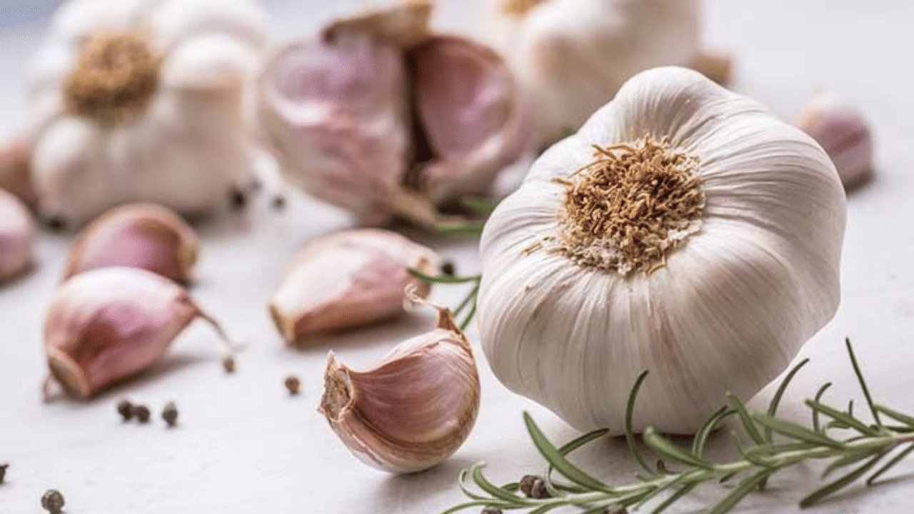 വെളുത്തുള്ളിയിലെ ചില ഘടകങ്ങൾ കാൻസറുണ്ടാക്കുന്ന സെല്ലുകളുടെ വളർച്ച തടയാൻ സഹായിക്കും.