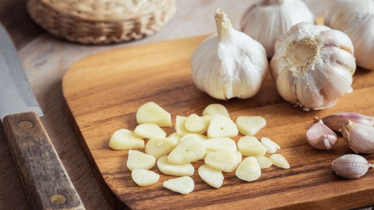 വെളുത്തുള്ളി രക്തത്തിലെ കൊളസ്റ്റ്രോളും രക്തസമ്മർദ്ദവും നിയന്ത്രിച്ച് ഹൃദ്രോഗ സാധ്യത കുറയ്ക്കുന്നു.