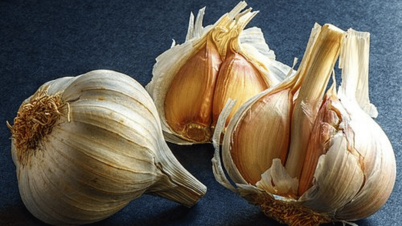 വെളുത്തുള്ളിയിലെ ആന്റിഓക്സിഡന്റുകൾ ചുണ്ടിന്റെ ആരോഗ്യം മെച്ചപ്പെടുത്തുകയും ചർമ്മപ്രശ്നങ്ങൾ കുറയ്ക്കുകയും ചെയ്യുന്നു.