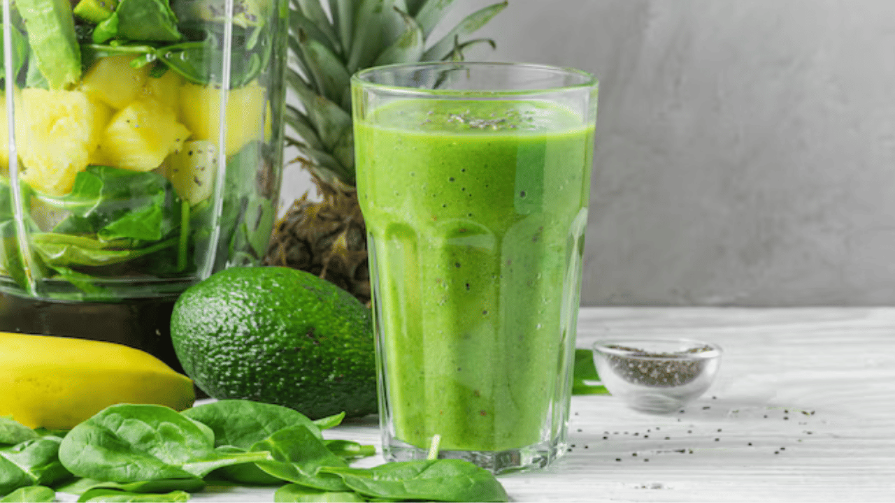 എല്ലാ ചേരുവകളും യോജിപ്പിച്ച് അരച്ചെടുക്കുക. ഉന്മേഷദായകവും ഒരു ജ്യൂസ് തയ്യാർ. വെള്ളരിക്കയെപ്പോലെ, കാരറ്റും ആരോഗ്യകരമായ ചർമ്മത്തിന് നല്ലതാണ്. അതിനാൽ ക്യാരറ്റും ജ്യൂസാക്കി കുടിക്കാവുന്നതാണ്.