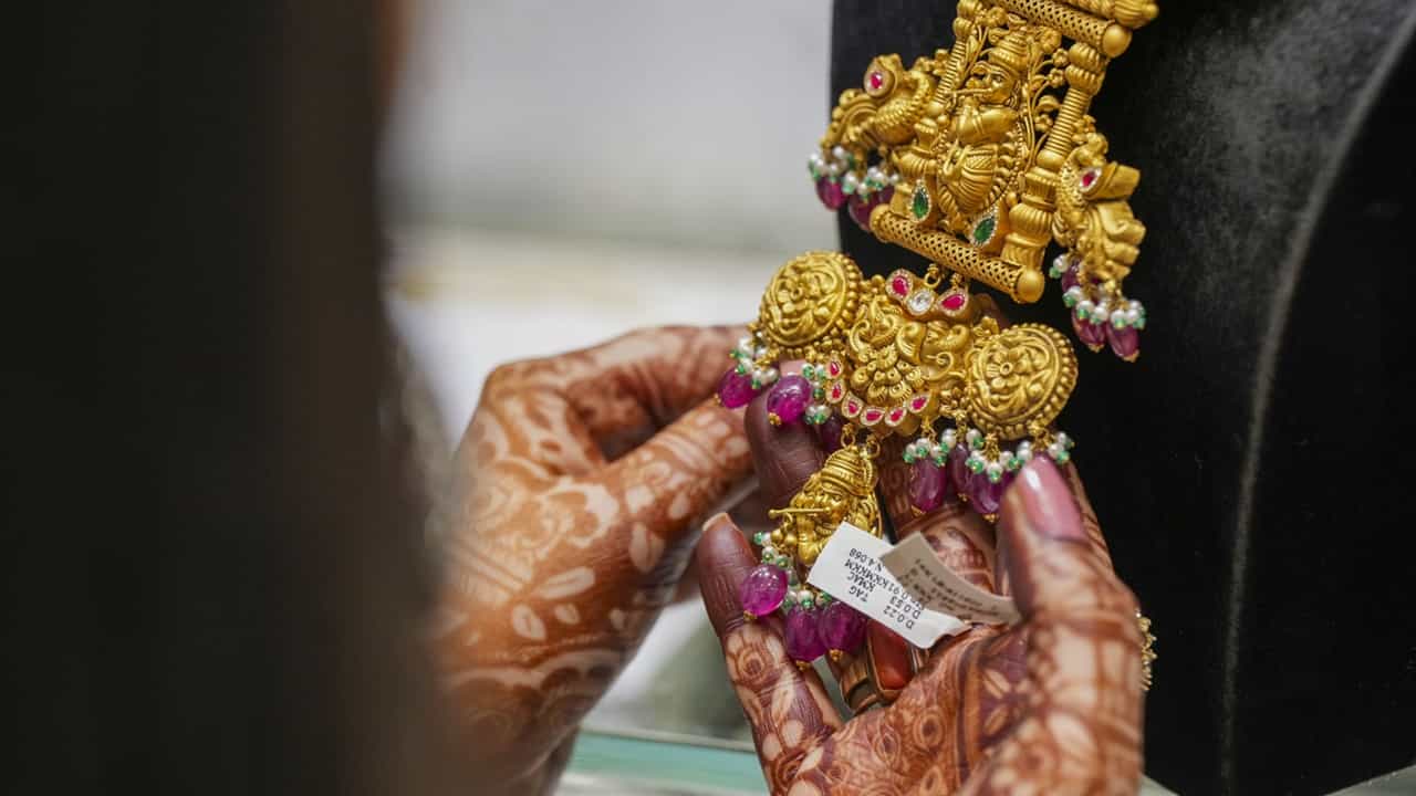 Kerala Gold Rate: സാധാരണക്കാരന്  സ്വര്‍ണം കിട്ടാക്കനിയാകുമോ? പവന് ഇന്നും 68080 രൂപ; കയ്യില്‍ കിട്ടാന്‍ കൊടുക്കേണ്ടതോ?