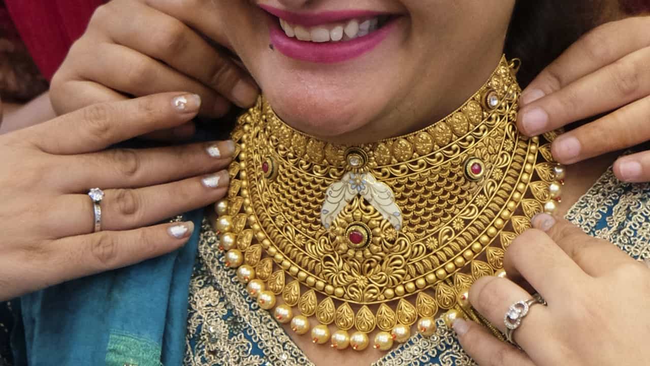 Kerala Gold Rate: പൊന്നിനെന്താ തിളക്കം ! വീണ്ടും കുറഞ്ഞ് സ്വര്‍ണവില; നാല് ദിവസം കൊണ്ട് ഇടിഞ്ഞത് 2200 രൂപ