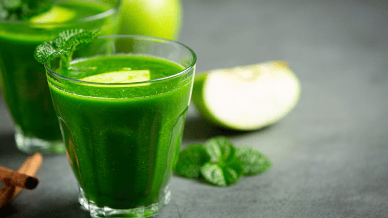 സ്വാഭാവികമായ തിളക്കമുള്ള ചർമ്മത്തിന് ഈ വെള്ളരിക്ക-കറിവേപ്പില ജ്യൂസ് പരീക്ഷിച്ചുനോക്കൂ. തിളങ്ങുന്ന ചർമ്മത്തിനും മുടി കൊഴിച്ചിൽ കുറയ്ക്കുന്നതിനും വെള്ളരിക്കയും കറിവേപ്പിലയും സംയോജിപ്പിച്ച് കുടിക്കാവുന്നതാണ്.