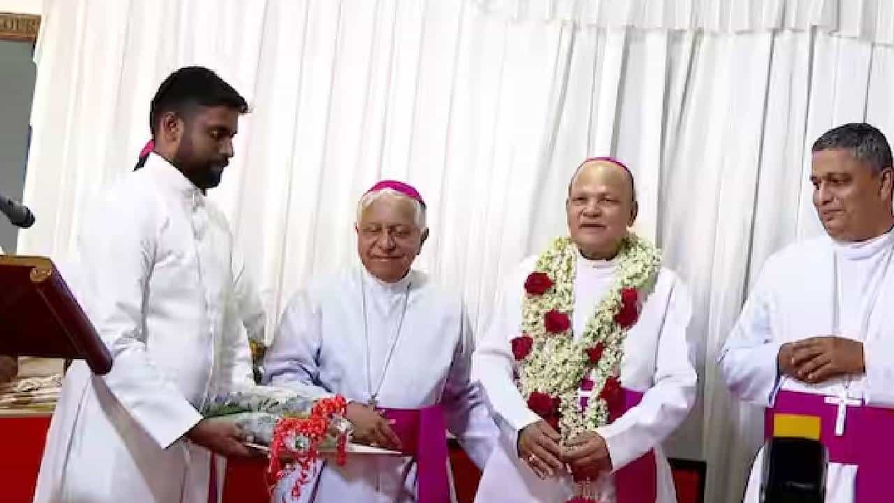 കോഴിക്കോട് രൂപത ഇനി അതിരൂപത; ഡോ. വർ​ഗീസ് ചക്കാലക്കലിനെ ആർച്ച്ബിഷപ്പായി ഉയർത്തി