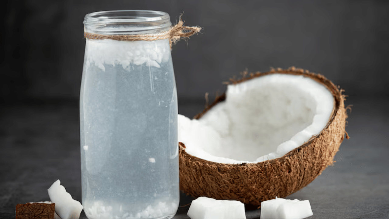 കലോറി കുറയ്ക്കാൻ ശ്രമിക്കുന്നവർക്ക് ഏറ്റവും നല്ലതാണ് തേങ്ങാവെള്ളം. ഇവയിൽ കലോറി കുറവാണ് കൂടാതെ കൊഴുപ്പും അടങ്ങിയിട്ടില്ല. പൊട്ടാസ്യം പോലുള്ള അവശ്യ ഇലക്ട്രോലൈറ്റുകൾ അടങ്ങിയ തേങ്ങാവെള്ളം ഊർജ്ജം നൽകുകയും ചെയ്യുന്നു. നിർജലീകരണം മറികടക്കാൻ ഇത് അനുയോജ്യമാണ്, പ്രത്യേകിച്ച് ചൂട് അസഹനീയമാകുമ്പോൾ.