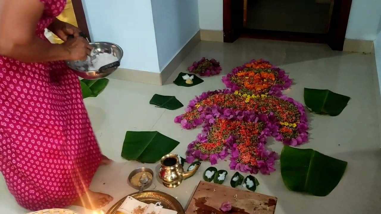 Malabar Pooram: കാമദേവ രൂപമുണ്ടാക്കി കന്യകമാരായ പെണ്കുട്ടികൾ ആരാധിക്കും; വടക്കൻമലബാറിന്റെ സ്വന്തം പൂരം Malabar Pooram: കാമദേവ രൂപമുണ്ടാക്കി കന്യകമാരായ പെണ്കുട്ടികൾ ആരാധിക്കും; വടക്കൻമലബാറിന്റെ സ്വന്തം പൂരം