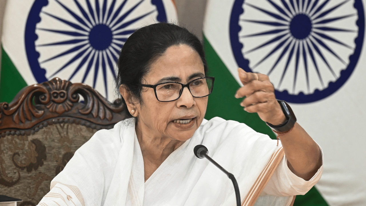 Mamata Banerjee: 25,000 അധ്യാപകർക്കെതിരായ സുപ്രീം കോടതി വിധി; വ്യക്തിപരമായി അംഗീകരിക്കുന്നില്ല, എങ്കിലും ഉത്തരവ് നടപ്പാക്കും; മമത ബാനർജി