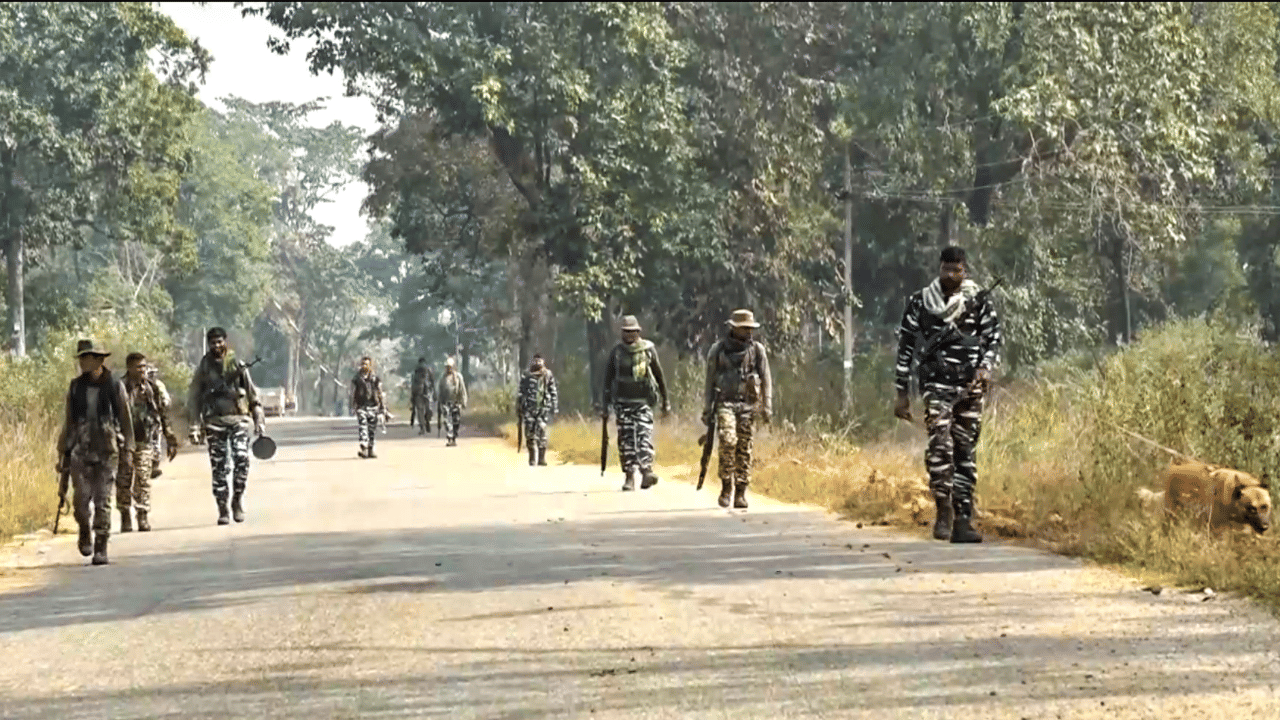 Chhattisgarh Maoists Arrest: 19 നും 45 നും ഇടയിൽ പ്രായം, കയ്യിൽ മാരക വസ്തുക്കൾ; ഛത്തീസ്ഗഡിൽ 22 മാവോയിസ്റ്റുകൾ അറസ്റ്റിൽ Chhattisgarh Maoists Arrest: 19 നും 45 നും ഇടയിൽ പ്രായം, കയ്യിൽ മാരക വസ്തുക്കൾ; ഛത്തീസ്ഗഡിൽ 22 മാവോയിസ്റ്റുകൾ അറസ്റ്റിൽ