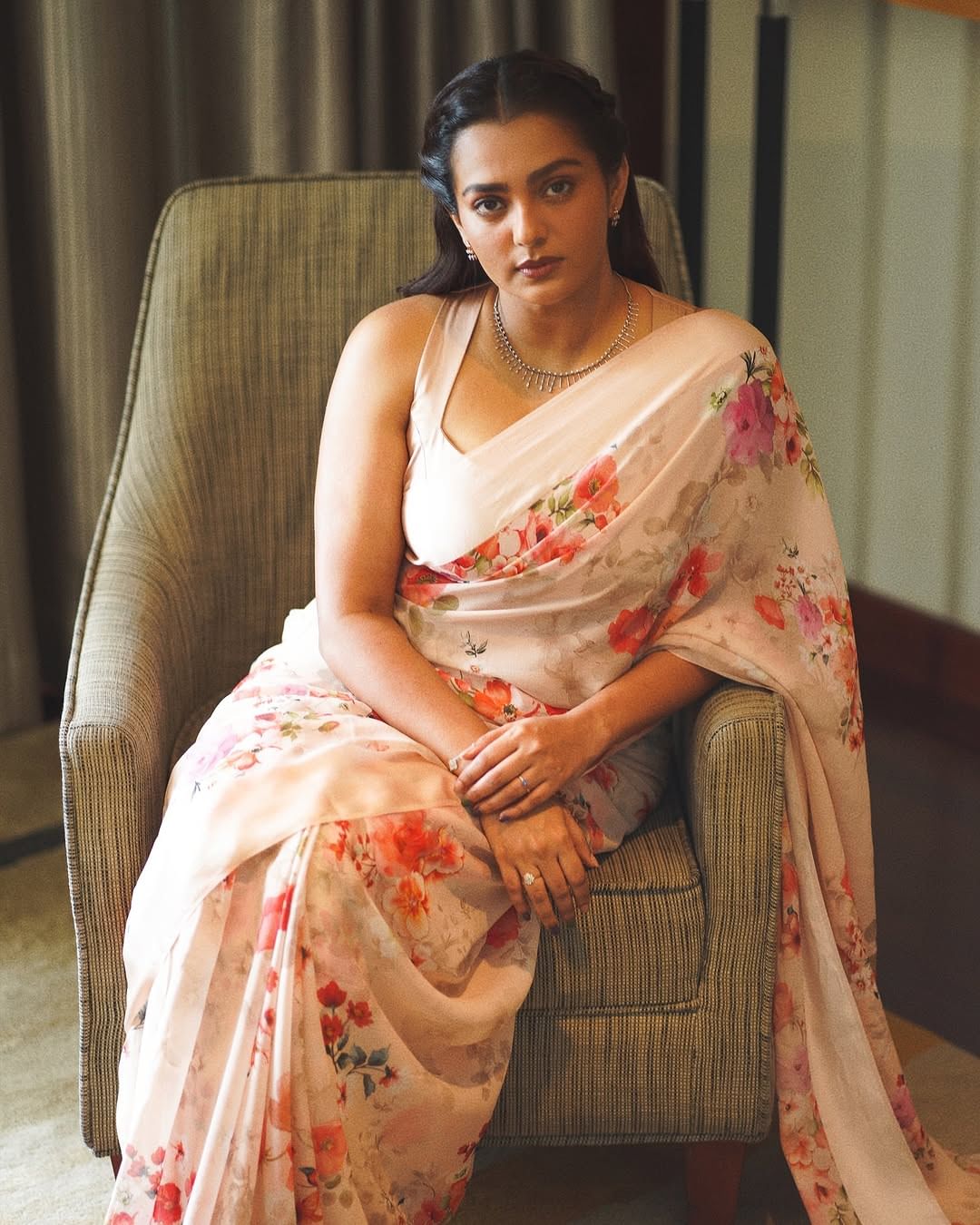 എന്നാൽ അടുത്ത സൗഹൃദങ്ങളല്ല ഇതെന്നും വല്ലപ്പോഴും വിളിക്കുക മാത്രമാണ് ചെയ്യാറുള്ളത്. അതിൽ തെറ്റ് ഇല്ലെന്നും ബ്രേക്കപ്പിന് ശേഷം താന് ഹാപ്പിയാണ്, അവരും ഹാപ്പിയായിരിക്കണം എന്ന് താൻ ആഗ്രഹിക്കുന്നുവെന്നും പാര്വ്വതി തിരുവോത്ത് പറയുന്നു.