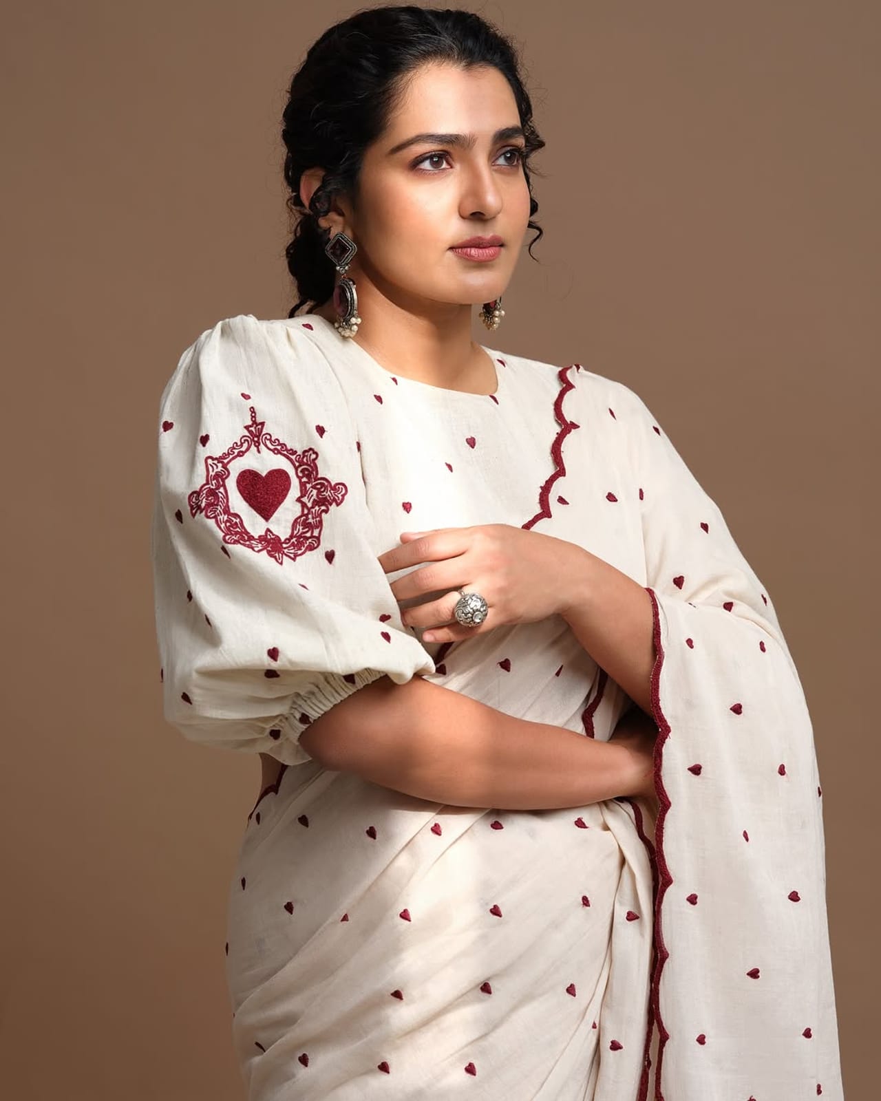 മലയാളത്തിലെ മികച്ച നടിമാരിൽ ഒരാളാണ് പാർവ്വതി തിരുവോത്ത്. ചുരുങ്ങിയ സമയം കൊണ്ട് പ്രേക്ഷക മനസിൽ സ്ഥാനം പിടിക്കാൻ പാർവ്വതിക്ക് സാധിച്ചിട്ടുണ്ട്. ബോൾഡ് ആൻഡ് ബ്യട്ടിഫുൾ എന്നാണ് പാർവ്വതിയെ എല്ലാവരും വിശേഷിപ്പിക്കുന്നത്. അഭിപ്രായങ്ങള് തുറന്നു പറയുന്നതിന്റെ പേരില് പലപ്പോഴും വലിയ വിമർശനങ്ങളാണ് താരത്തിനു നേരിടേണ്ടി വന്നിട്ടുള്ളത്. (Image Credits:Instagram)