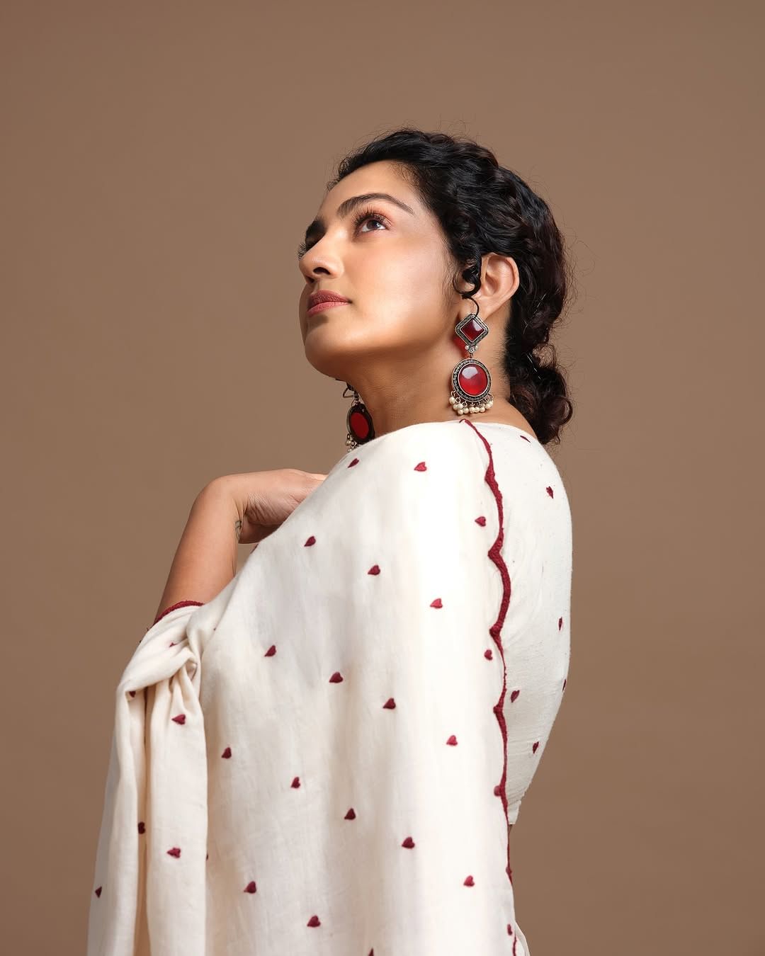 ജീവിതത്തിൽ പ്രണയമുണ്ടായിട്ടുണ്ട്. എന്നാൽ അതൊന്നും മുന്നോട്ട് പോകാറില്ലെന്നാണ് നടി പറയുന്നത്. എന്നാൽ അവരുമായി നല്ല സൗഹൃദത്തിലാണെന്നും പാര്വ്വതി തിരുവോത്ത് പറയുന്നു.അതില് ചിലര് വിവാഹിതരായി, അവരുടെ കുടുംബമായും നല്ല ബന്ധമുണ്ട്.