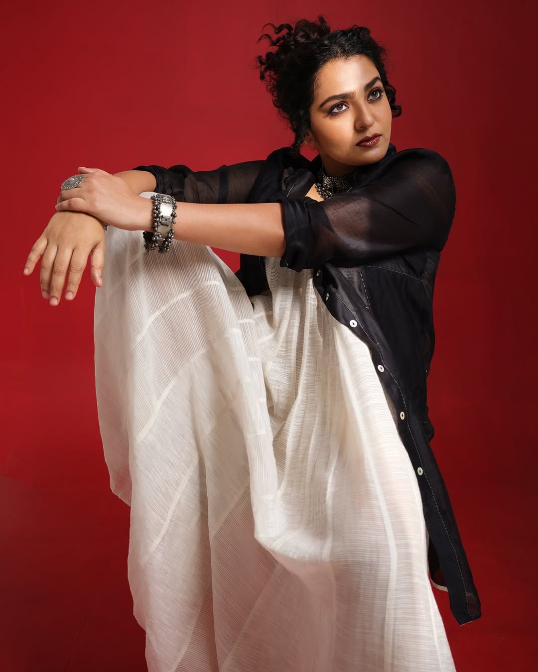 ഒരിക്കലും ഒരു ബന്ധവും ശത്രുതയിൽ അവസാനിച്ചിട്ടില്ലെന്നും താരം പറയുന്നു.എന്തൊക്കെയാണെങ്കിലും ഒരു കാലത്ത് ഒരുമിച്ച് സ്വപ്നങ്ങള് കണ്ടവരും ഒന്നിച്ചു ജീവിക്കാന് ആഗ്രഹിച്ചവരും അല്ലേ. ബ്രേക്കപായി എന്ന് കരുതി സൗഹൃദം നഷ്ടപ്പെടുത്തേണ്ടതില്ലല്ലോ എന്നാണ് പാര്വ്വതി പറയുന്നത്.