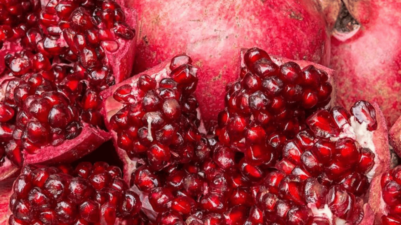 മാതളനാരങ്ങയിലെ നാരുകൾ ദഹനത്തെ പിന്തുണയ്ക്കുകയും ദഹന സംബന്ധമായ പ്രശ്നങ്ങൾ പരിഹരിക്കുകയും ചെയ്യുന്നു.