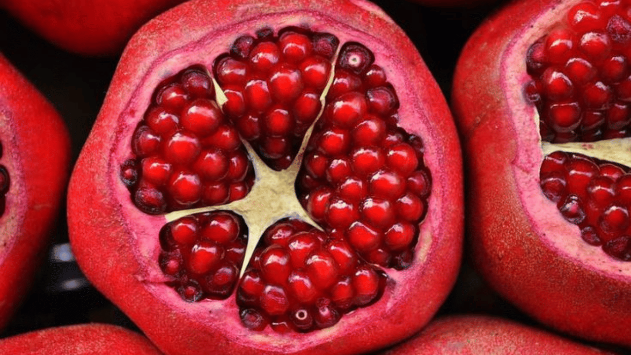 മാതളനാരങ്ങായിൽ അടങ്ങിയിട്ടുള്ള സംയുക്തങ്ങൾ ശരീരത്തിലെ വീക്കം തടയുകയും ഹൃദ്രോഗം, കാൻസർ, പോലുള്ളയുള്ളവയിൽ നിന്ന് സംരക്ഷണം നൽകുകയും ചെയ്യുന്നു.