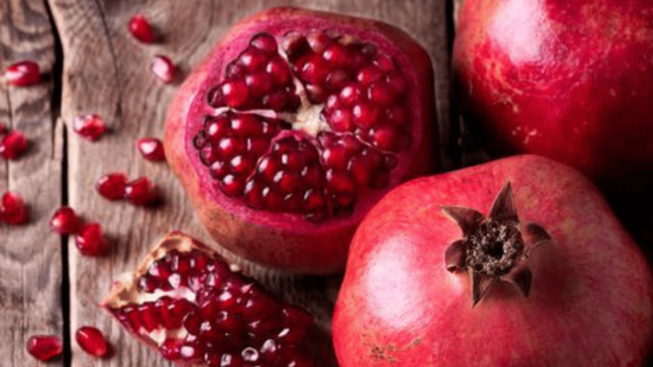 മാതളനാരങ്ങ പതിവായി കഴിക്കുന്നത് തലച്ചോറിന്റെ ആരോഗ്യത്തെ സംരക്ഷിക്കുകയും അൽഷിമേഴ്സ്, പാർക്കിൻസൺസ് എന്നിവയുടെ സാധ്യത കുറയ്ക്കുകയും ചെയ്യുന്നു.