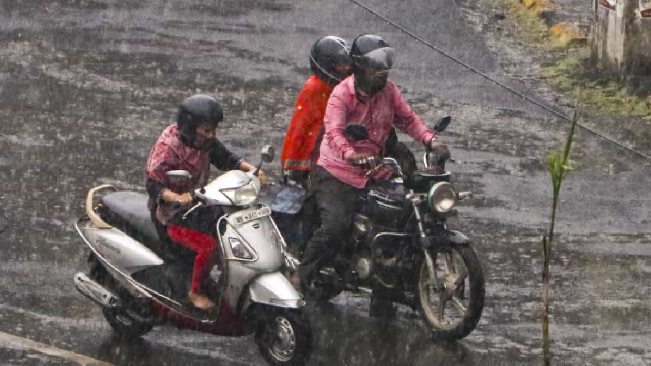 Kerala Rain Alert: ചക്രവാതച്ചുഴി; സംസ്ഥാനത്ത് ഇടിമിന്നലോടു കൂടിയ മഴയ്ക്ക് സാധ്യത, 4  ജില്ലകളിൽ യെല്ലോ അലർട്ട്