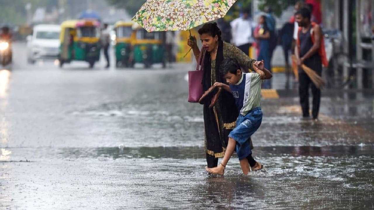 Kerala Weather update: സംസ്ഥാനത്ത് ഇടിമിന്നലോട് കൂടിയ ശക്തമായ മഴക്ക് സാധ്യത; താപനില മുന്നറിയിപ്പും തുടരുന്നു
