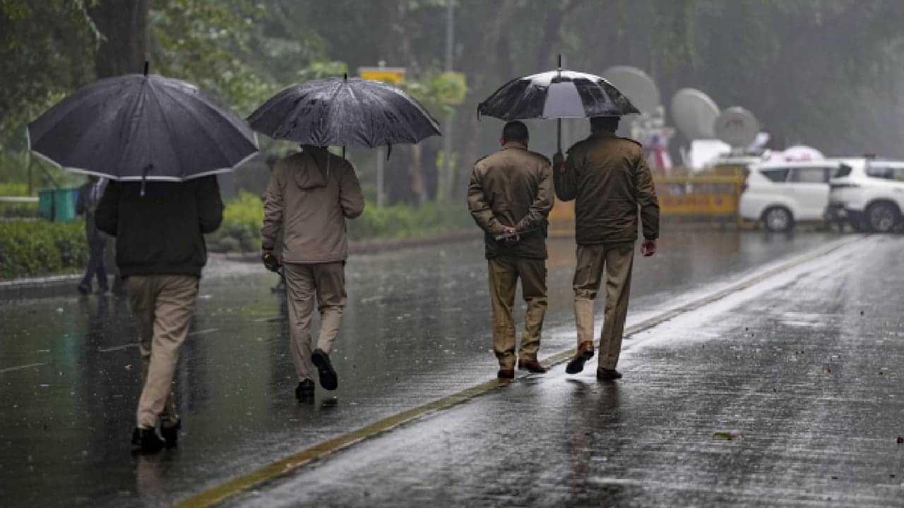 Kerala Rain Alert: സംസ്ഥാനത്ത് ശക്തമായ മഴ; അഞ്ച് ജില്ലകളിൽ യെല്ലോ അലർട്ട്, തിരുവനന്തപുരത്ത് കള്ളക്കടൽ മുന്നറിയിപ്പ് Kerala Rain Alert: സംസ്ഥാനത്ത് ശക്തമായ മഴ; അഞ്ച് ജില്ലകളിൽ യെല്ലോ അലർട്ട്, തിരുവനന്തപുരത്ത് കള്ളക്കടൽ മുന്നറിയിപ്പ്