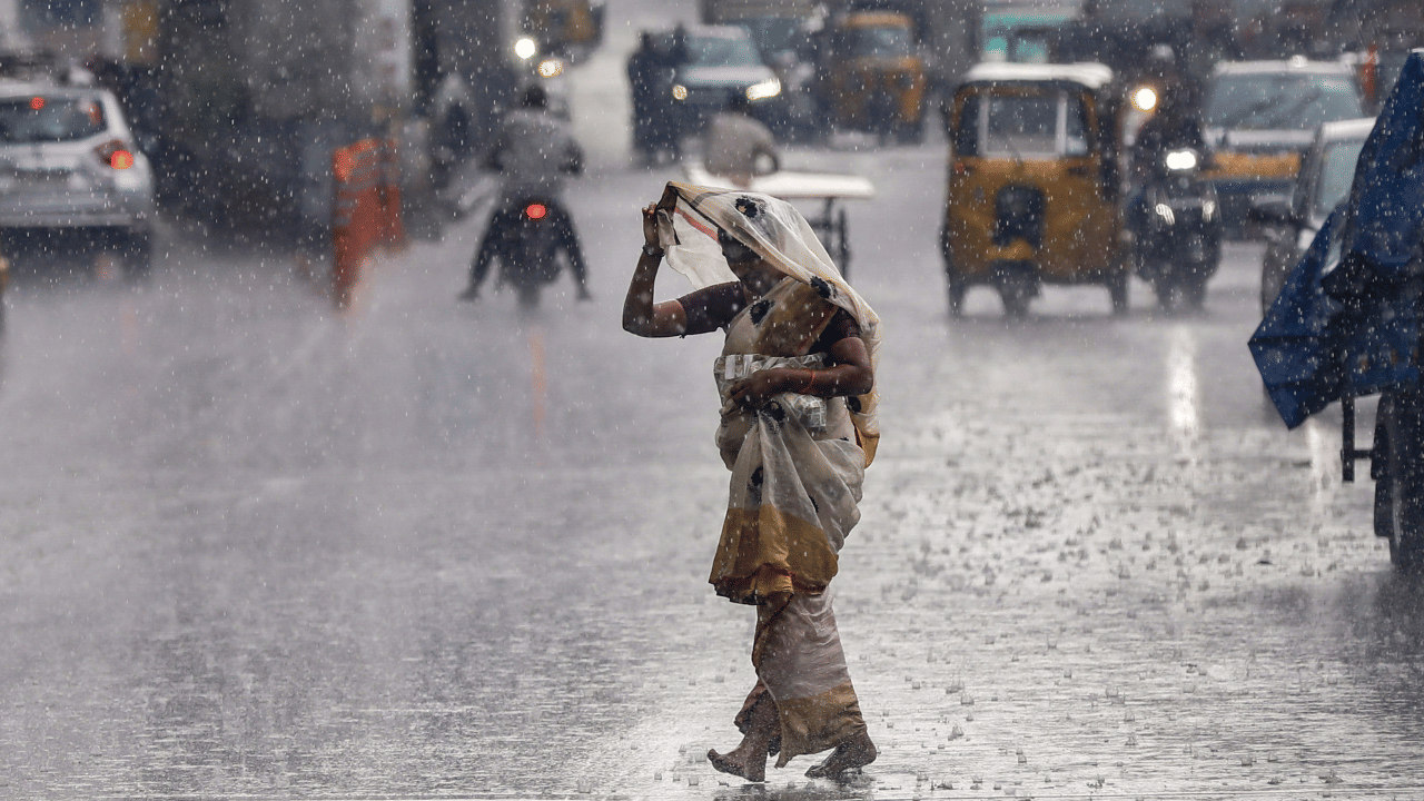 Kerala Rain Alert: മഴ വരുന്നുണ്ട്..! സംസ്ഥാനത്ത് വരും മണിക്കൂറിൽ ശക്തമായ മഴയ്ക്ക് സാധ്യത; ഇടിമിന്നൽ കള്ളക്കടൽ മുന്നറിയിപ്പ്