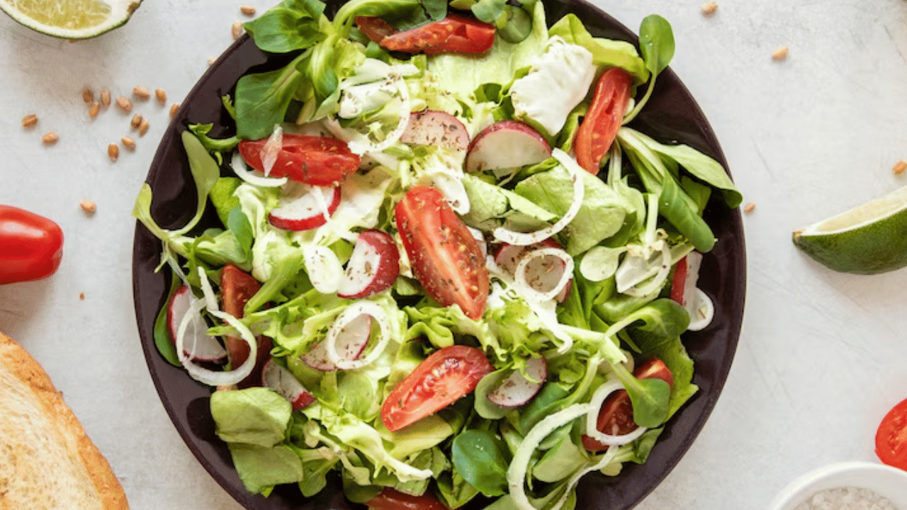 സാലഡിലുള്ള വിറ്റാമിനുകളും മറ്റ് ഘടകങ്ങളും രോ​ഗപ്രതിരോധ ശേഷി വർധിപ്പിക്കാൻ ​ഗുണം ചെയ്യുന്നു.