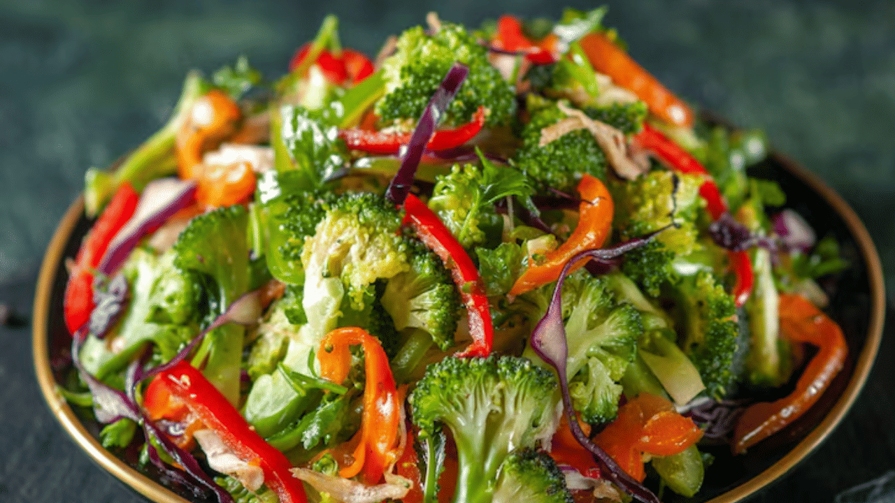 സാലഡിലെ പച്ചക്കറികളിൽ ധാരാളം നാരുകളുണ്ട്. ഇവ കൊളസ്ട്രോളിന്റെ അളവ് കുറയ്ക്കാൻ സഹായിക്കുന്നു.