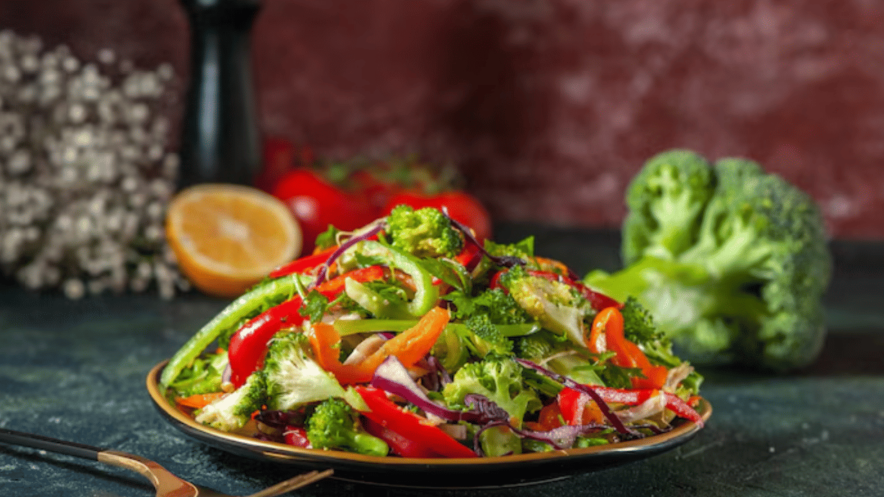 സാലഡ് വണ്ണം കുറയ്ക്കാൻ സഹായിക്കുന്നു. ഇവ കഴിക്കുന്നത് ശരീരത്തിന് കൂടുതൽ നാരുകളും കുറച്ച് കലോറിയും നൽകുന്നു.