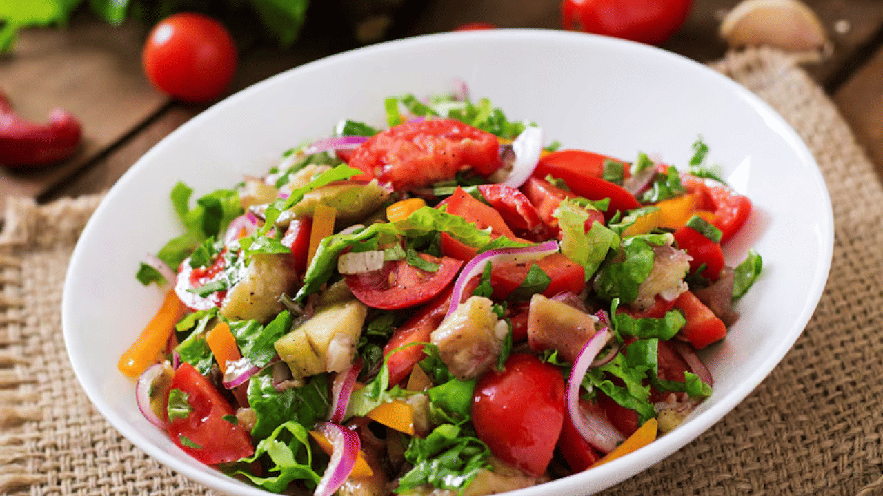 സാലഡിൽ ഒമേ​ഗ 3ഫാറ്റി ആസിഡുകളുള്ള മുളപ്പിച്ച പയറും ഒലിവ് ഓയിലും ചേർക്കുന്നത് ഹൃദയാരോ​ഗ്യത്തെ കാക്കുന്നു.