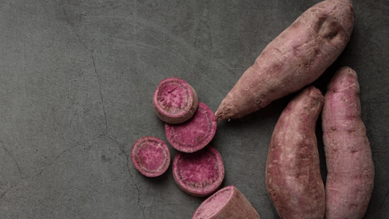 ഫൈബർ, വിറ്റാമിൻ എ, വിറ്റാമിൻ സി, വിറ്റാമിൻ ബി6, പൊട്ടാസ്യം തുടങ്ങിയവ ധാരാളം പോഷക​ഗുണങ്ങളാൽ സമ്പന്നമാണ് മധുരക്കിഴങ്ങ്.