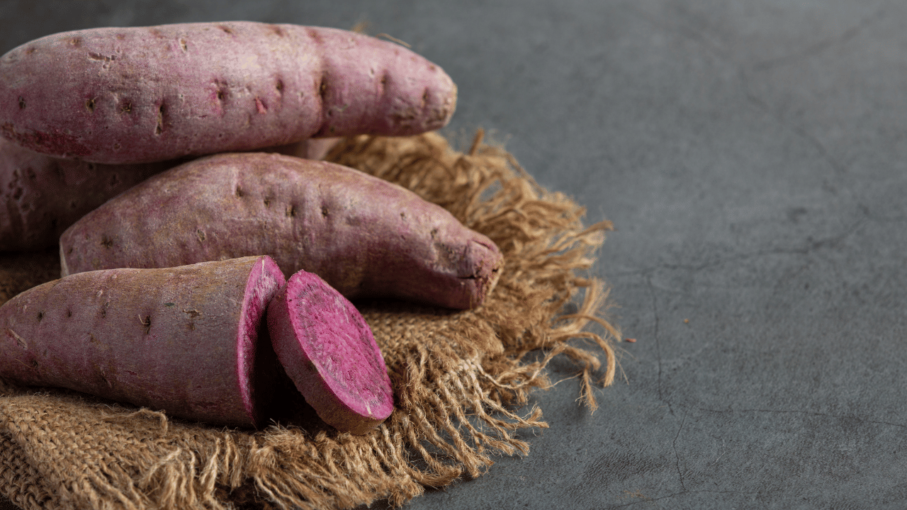 മധുരക്കിഴങ്ങിലെ വിറ്റാമിൻ എ, സി എന്നിവ ചർമ്മ പ്രശ്നങ്ങളെ തടഞ്ഞ് ത്വക്കിന്റെ ആരോഗ്യത്തെ സംരക്ഷിക്കുന്നു.