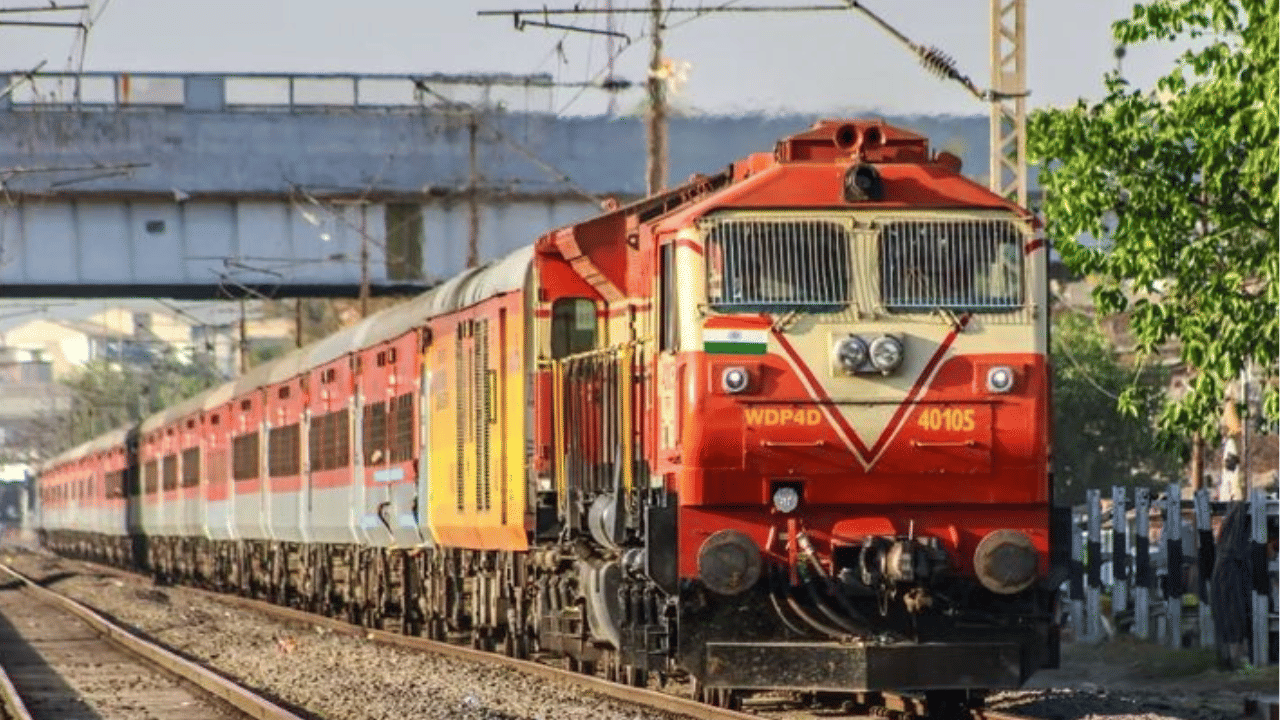 Girl Jumps from Moving Train: മുന്നറിയിപ്പുകൾ വകവെച്ചില്ല; ഓടുന്ന ട്രെയിനിൽ നിന്ന് പുറത്തേക്ക് ചാടി പെൺകുട്ടി, വിഡിയോ വൈറൽ