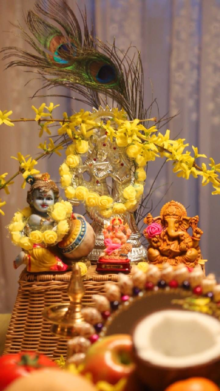 മലയാളമാസം മേടം ഒന്നിനാണ് വിഷു ആഘോഷിക്കുന്നത്. ഇന്നേ ദിവസം വിഷുക്കണി ഒരുക്കലും, കണികാണലും, കൈനീട്ടം കൊടുക്കലും ഏറെ പ്രധാനമാണ്.