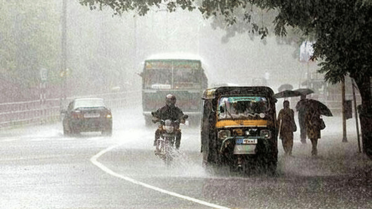 Kerala Weather Update: കുട കൈയിൽ എടുത്തോ; അടുത്ത മണിക്കൂറിൽ ഈ ജില്ലകളിൽ ശക്തമായ മഴ, കടലാക്രമണത്തിന് സാധ്യത