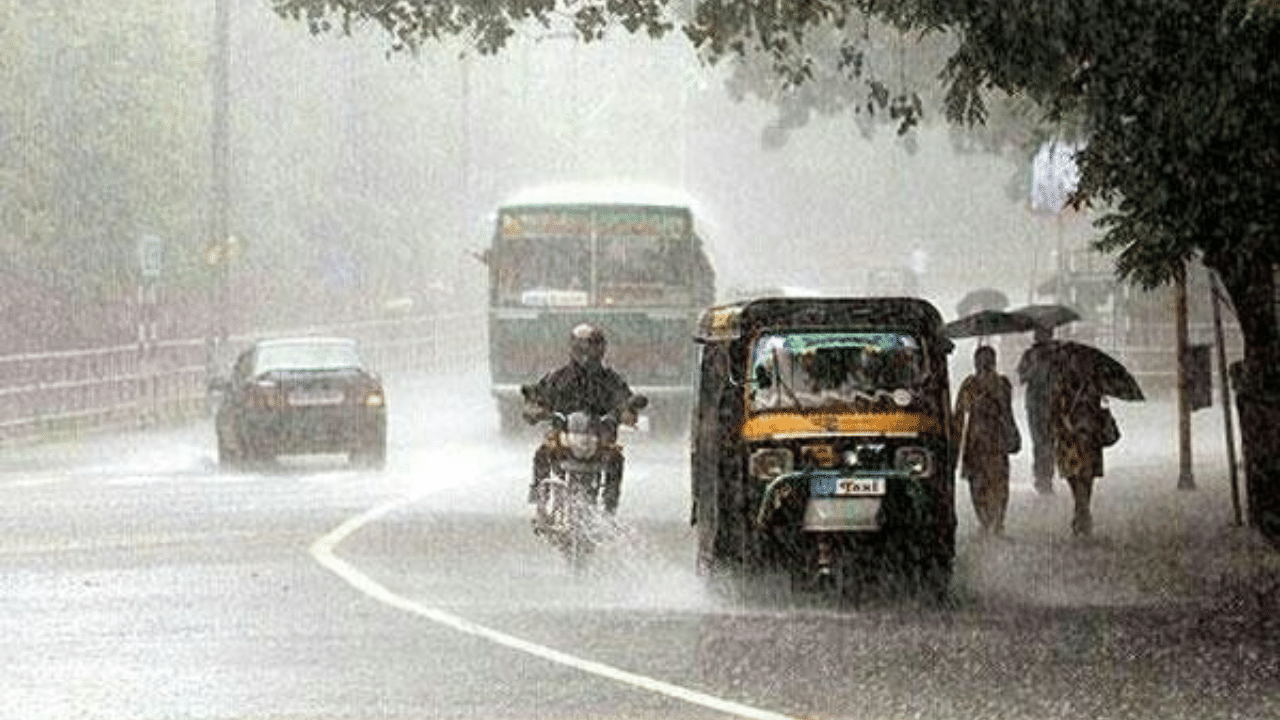Kerala Weather Update: കുട കൈയിൽ എടുത്തോ; അടുത്ത മണിക്കൂറിൽ ഈ ജില്ലകളിൽ ശക്തമായ മഴ, കടലാക്രമണത്തിന് സാധ്യത