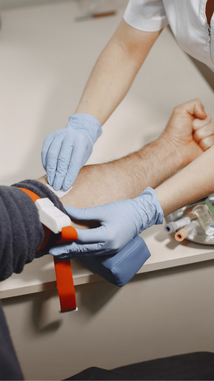 World Hemophilia Day : പുരുഷന്മാരിലാണ് സാധാരണയായി ഈ രോ​ഗം കൂടുതലായി ബാധിക്കുന്നത്. പകർത്തുന്നത് സ്ത്രീകളാണ്. സ്ത്രീകൾക്ക് യാതൊരു രോഗലക്ഷണവും ഉണ്ടാകില്ല.