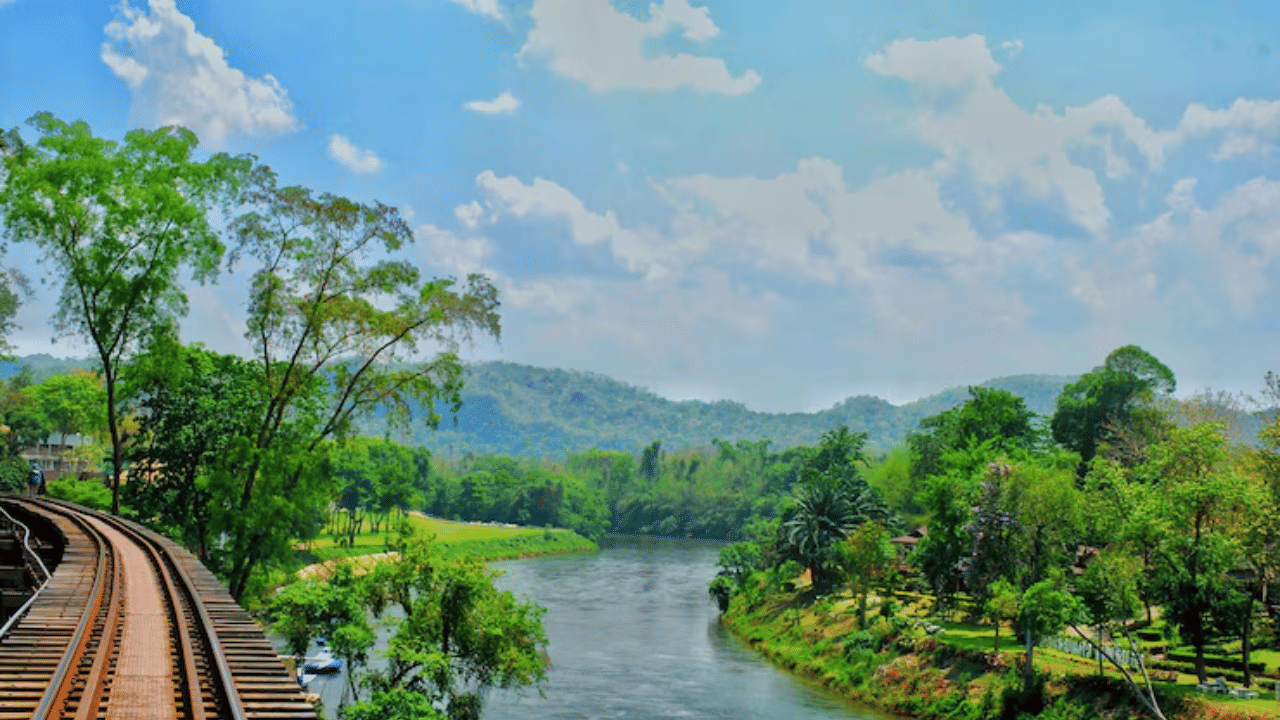 കച്ചവടങ്ങളും പച്ചക്കറി, ഇറച്ചി മാർക്കറ്റുകളും തുടങ്ങി ഒരു ടൗണിൽ എന്തൊക്കെയുണ്ടോ, അതെല്ലാം ഇവിടെയുണ്ട്. ടോയ് ട്രെയിനിനും വ്യൂ പോയിന്റുകൾക്കും അപ്പുറം അവിടെ ഒരു നാടുണ്ട്.