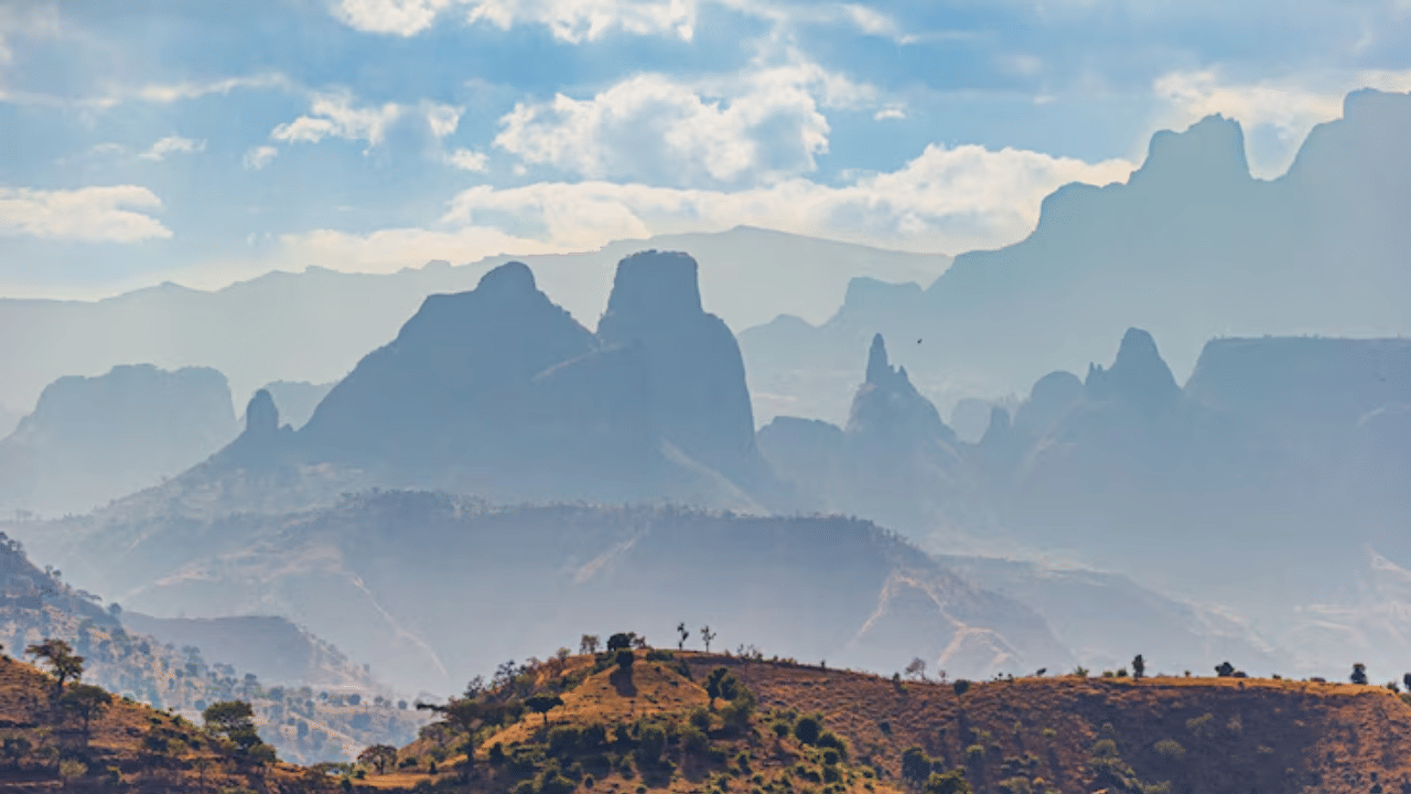 മുംബൈക്കടുത്തുള്ള ഹിൽ സ്റ്റേഷനാണ് ഇത്. കടുത്ത ചൂടിൽനിന്നു രക്ഷനേടാൻ 1850 കളിൽ ബ്രിട്ടിഷുകാർ കണ്ടെത്തിയ സ്ഥലം. ഇന്നും സൈക്കിളിനുപോലും ഈ ഗ്രാമത്തിൽ പ്രവേശനമില്ല. ഇടയ്ക്കിടെയുള്ള തീവണ്ടിയുടെ ചൂളംവിളിയൊഴിച്ചാൽ മനുഷ്യരുടെയും പ്രകൃതിയുടെയും ശബ്ദമല്ലാതെ വേറൊന്നുമില്ല. 