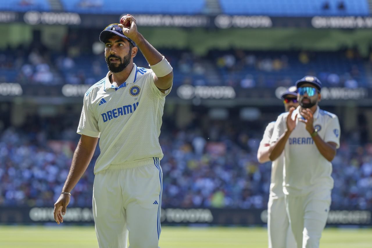 അടുത്ത ക്യാപ്റ്റനായി യുവതാരത്തെയാണ് സെലക്ടർമാർ പരിഗണിക്കുന്നത് എന്നായിരുന്നു നേരത്തെ പുറത്തുവന്ന റിപ്പോർട്ടുകൾ. അതുകൊണ്ട് ശുഭ്മൻ ഗിൽ മികച്ച തീരുമാനമാവുമെന്ന് സെലക്ടർമാർ വിലയിരുത്തുന്നു. ഇതിനിടയിലാണ് തനിക്ക് ക്യാപ്റ്റനാവാൻ താത്പര്യമില്ലെന്ന് ബുംറ അറിയിച്ചത്.