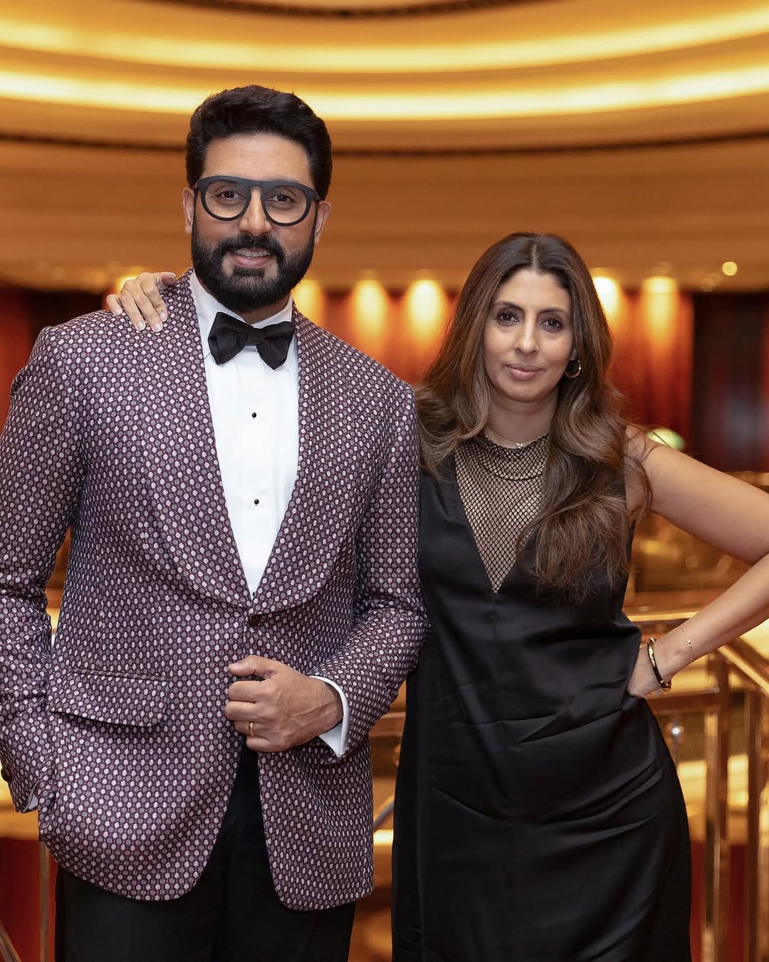 അഭിഷേക് ബച്ചനും സഹോദരി ശ്വേതാ ബച്ചനും പങ്കെടുത്ത കോഫി വിത്ത് കരൺ പരിപാടിക്കിടെ പറഞ്ഞ കാര്യമാണ് ഇപ്പോൾ സാമൂഹ്യമാധ്യമങ്ങളിൽ വൈറലാകുന്നത്.അഭിഷേകിന് അമ്മയേക്കാൾ പേടി ഭാര്യയെയാണെന്ന് ശ്വേത വിഡിയോയിൽ പറയുന്നത്.