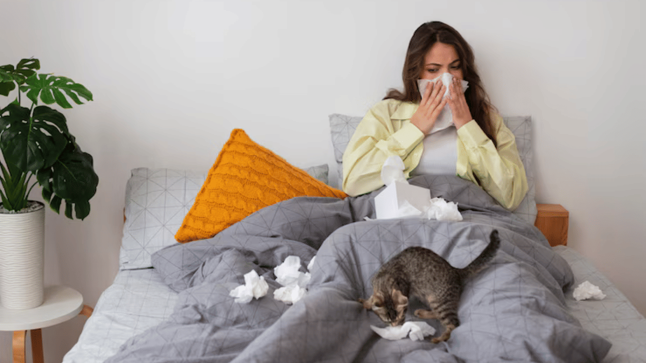 ഓരോ സീസണിലും വിവിധ ആരോ​ഗ്യപ്രശ്നങ്ങളും അലർജികളും ഉണ്ടാവാറുണ്ട്. ചില പ്രത്യേക സമയങ്ങളിൽ വായുവിലൂടെയുള്ള പൂമ്പൊടിയിലൂടെയും അലർജി ഉണ്ടാവാറുണ്ട്. മഴക്കാലമായാൽ ഇത്തരത്തിൽ നിരവധി അലർജി പ്രശ്നങ്ങൾ സാധാരണമാണ്. തുമ്മൽ, മൂക്കൊലിപ്പ് അല്ലെങ്കിൽ മൂക്കടപ്പ്, ചൊറിച്ചിൽ എന്നിങ്ങനെ വിവിധ രൂപത്തിൽ അലർജികൾ പ്രത്യക്ഷപ്പെടാം. (Image Credits: Freepik)
