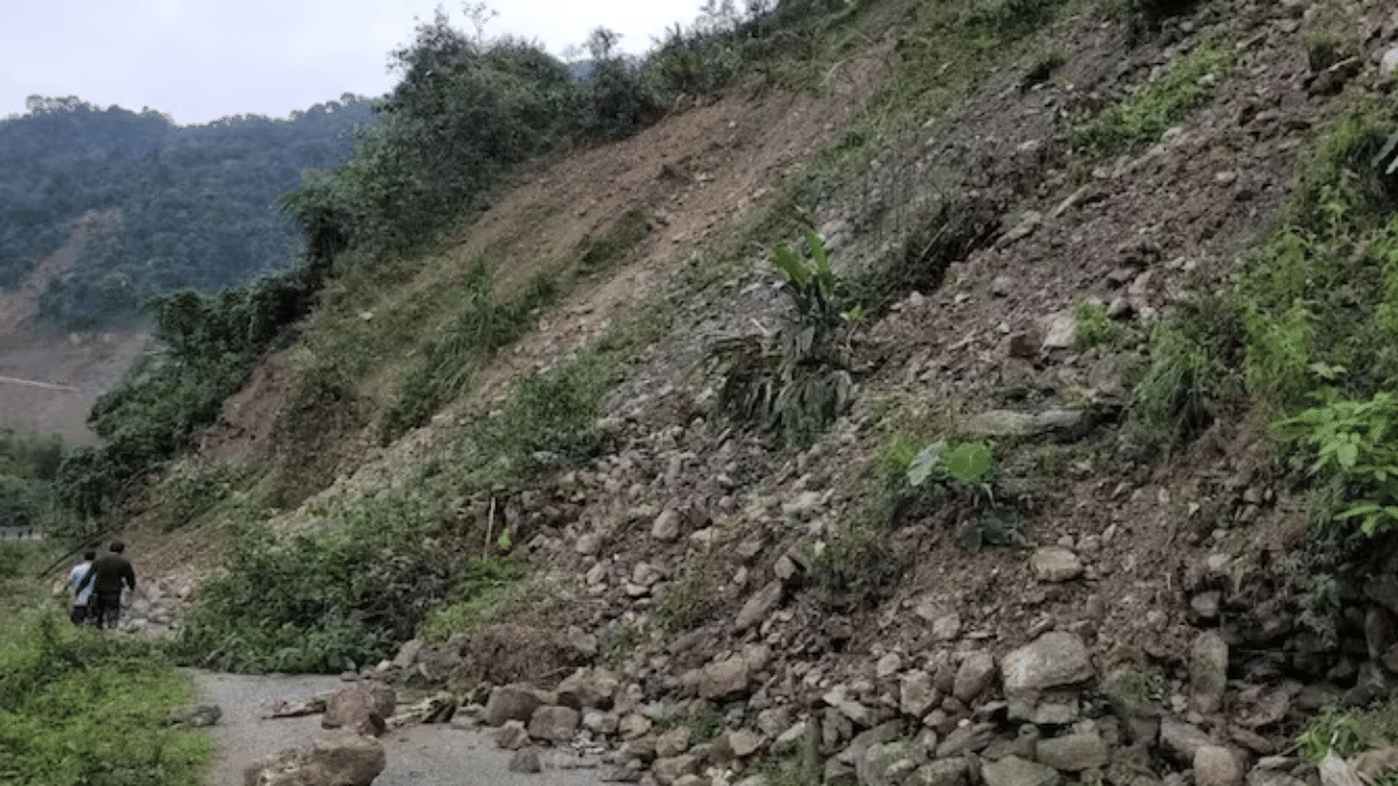 Arunachal Pradesh Landslide Death: മണ്ണിടിച്ചിലിൽ അകപ്പെട്ട കാർ കൊക്കയിലേക്ക് മറിഞ്ഞ് അപകടം; അരുണാചലിൽ 7 പേർക്ക് ദാരുണാന്ത്യം