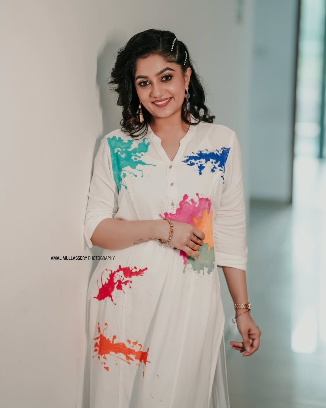 മുന് ഭര്ത്താവിനോട് തന്നെ കുറിച്ച് ഇപ്പോള് സംസാരിക്കാറില്ലെന്നും താരം പറയുന്നുണ്ട്. ഇപ്പോള് കൂടുതല് മകളുടെ കാര്യങ്ങളാണ് സംസാരിക്കാറ്, നേരത്തെ പിന്നെയും തങ്ങള് കാര്യങ്ങള് ഷെയര് ചെയ്യുമായിരുന്നു. എന്നാല് അദ്ദേഹത്തിന്റെ വിവാഹം കഴിഞ്ഞതിന് ശേഷം അങ്ങനെ സംസാരിക്കാറില്ല. പുള്ളിക്കാരിയെ കൂടി പരിഗണിക്കണം.
