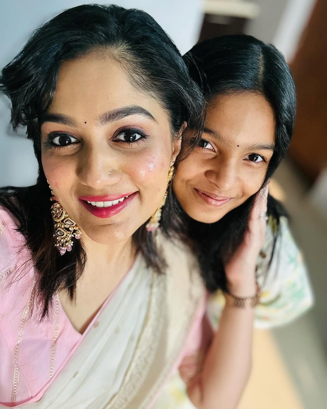 തന്നോട് അദ്ദേഹം ക്ലോസായി സംസാരിക്കുന്നു എന്ന് കരുതി അവര് അണ്കംഫര്ട്ടബിളാകാന് പാടില്ല. അച്ഛനോട് മകള് സംസാരിക്കാറുണ്ടെന്നും താന് അച്ഛനില് നിന്ന് മകളെ അകറ്റിയിട്ടില്ലെന്നും ആര്യ വ്യക്തമാക്കി.