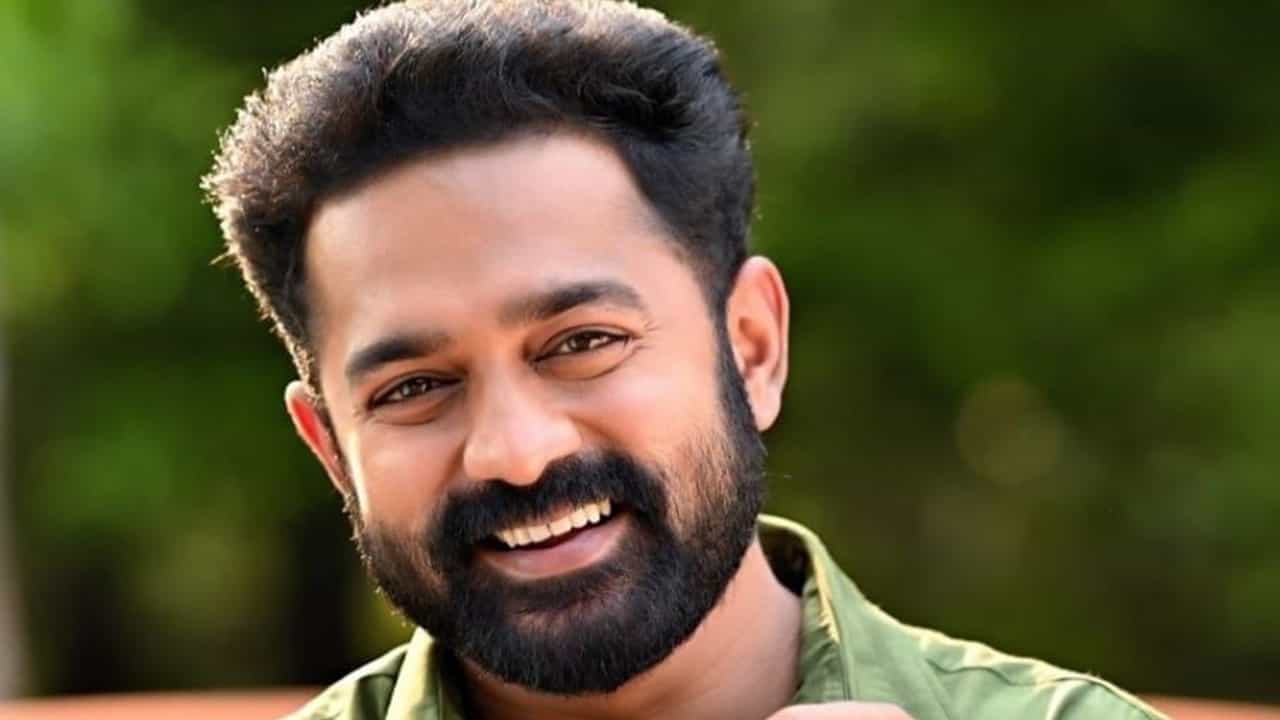 Asif Ali: ചൂട് കിട്ടാന് സാധ്യതയുള്ള പ്ലാനുകള് എല്ലാവരും ചെയ്തിരുന്നു; ഞാന് മാത്രമല്ല അങ്ങനെ കിടന്നത് Asif Ali: ചൂട് കിട്ടാന് സാധ്യതയുള്ള പ്ലാനുകള് എല്ലാവരും ചെയ്തിരുന്നു; ഞാന് മാത്രമല്ല അങ്ങനെ കിടന്നത്