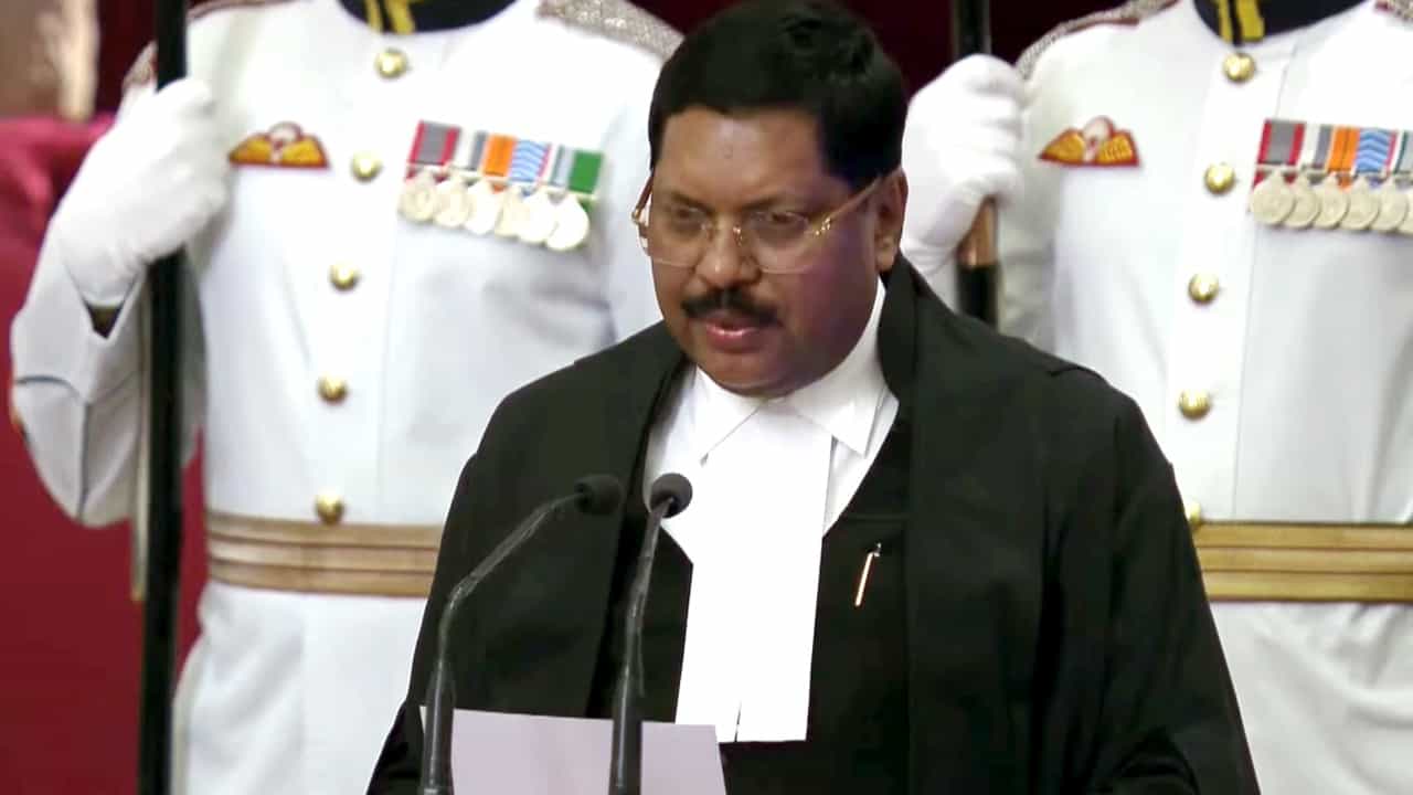 Justice BR Gavai: അന്തരിച്ച പിതാവിന്റെ സ്വപ്‌നം സാക്ഷാത്കരിച്ച മകന്‍; ചീഫ് ജസ്റ്റിസായി ജസ്റ്റിസ് ബി.ആര്‍. ഗവായ് ചുമതലയേറ്റു