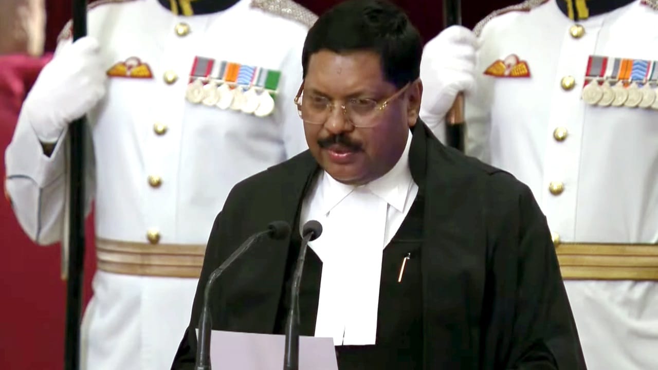 Justice BR Gavai: അന്തരിച്ച പിതാവിന്റെ സ്വപ്‌നം സാക്ഷാത്കരിച്ച മകന്‍; ചീഫ് ജസ്റ്റിസായി ജസ്റ്റിസ് ബി.ആര്‍. ഗവായ് ചുമതലയേറ്റു