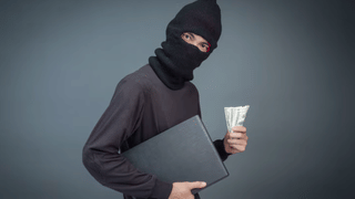 Python Spotted in Toilet: ശുചിമുറിയിൽ പോകാൻ വാതിൽ തുറന്നു, കണ്ടത് 12 അടി നീളമുള്ള കൂറ്റൻ പെരുമ്പാമ്പിനെ