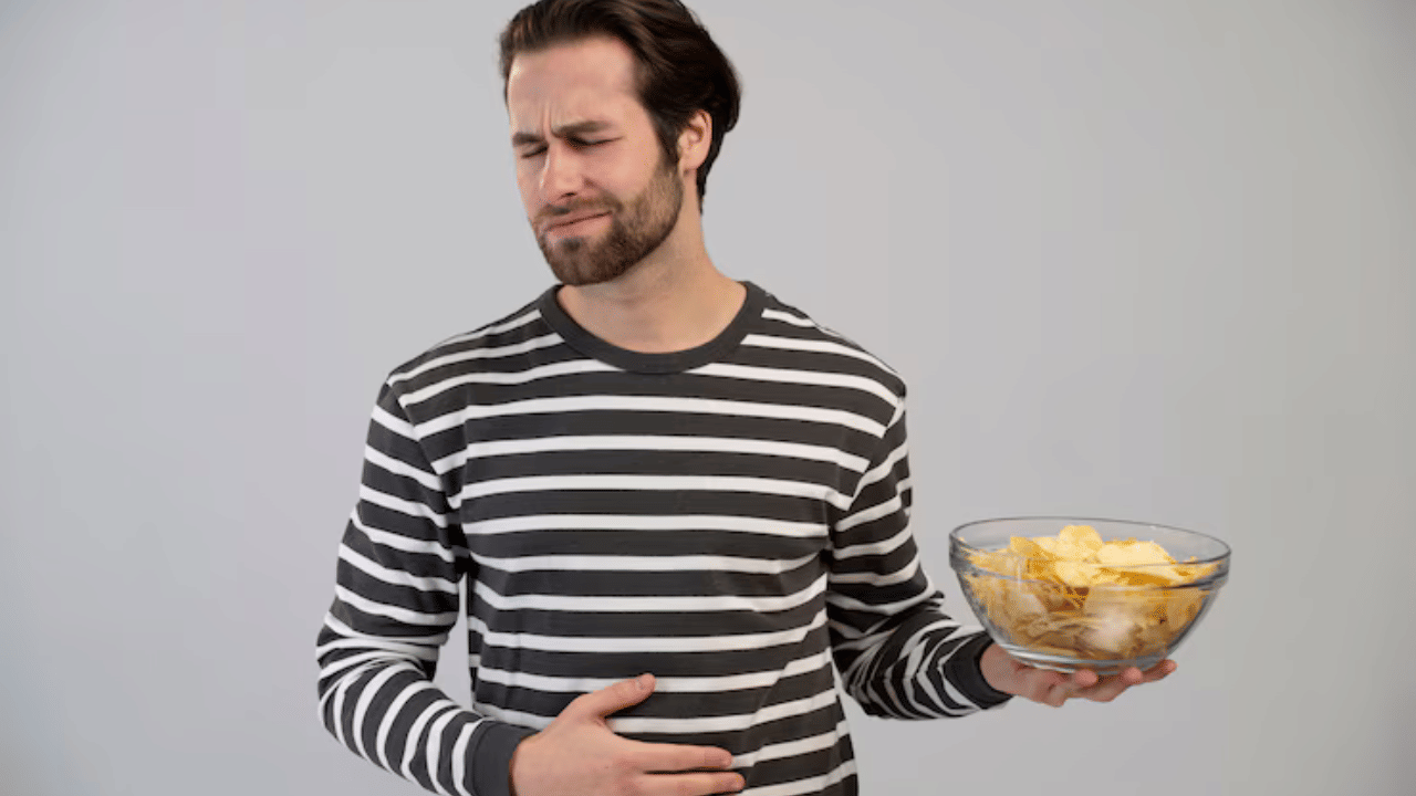 ചില ഭക്ഷണങ്ങൾ കഴിച്ച ശേഷം വയർ വീർത്തുവരുന്നത് പോലെയും അസ്വസ്ഥതകൾ അനുഭവപ്പെടുന്നതും സ്വാഭാവികമാണ്. ഭക്ഷണത്തിലെ തെറ്റായ സമയക്രമമോ, മോശം ഭക്ഷണശീലമോ അങ്ങനെ പലതും ഇതിന് കാരണമാകാം. എന്നാൽ അവ തടയാൻ ചില എളുപ്പവഴികളുണ്ട്. എന്തെല്ലാമെന്ന് നോക്കാം. (Image Credits: Freepik) 
