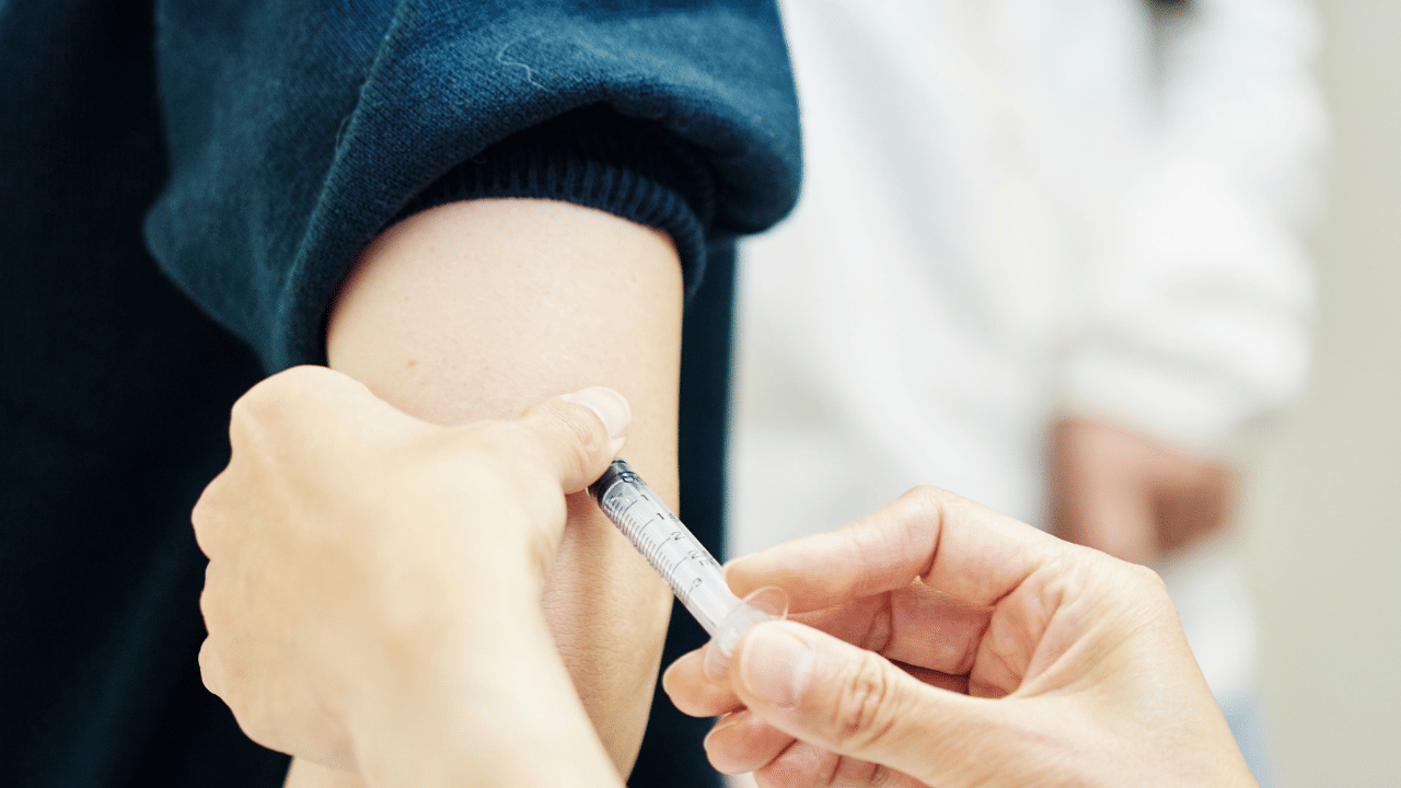 Kerala Covid Cases: ഇനി പുതിയ കോവിഡിനെ പേടിച്ച് വാക്സിനെടുക്കാൻ ഓടേണ്ട, ബൂസ്റ്റർ ഡോസും നിർബന്ധമില്ല