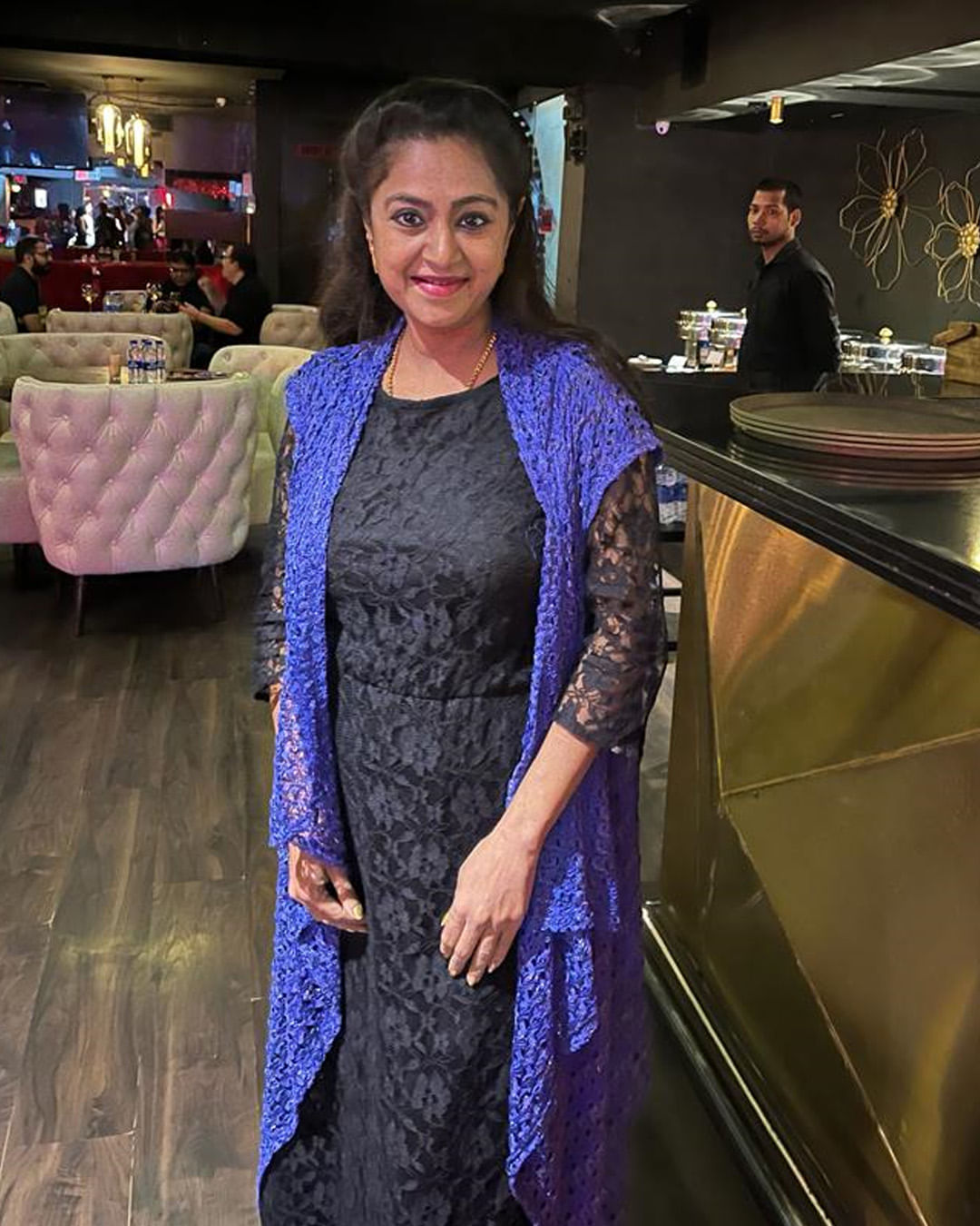 ഗായിക കെനീഷ ഫ്രാന്സിസുമായി രവി മോഹന് പ്രണയത്തിലാണെന്നാണ് വിവരം. എന്നാല് കെനീഷയ്ക്കെതിരെ രംഗത്തെത്തിയിരിക്കുകയാണ് നടി ചാര്മിള. കെനീഷയുടെ പേര് ആരതി അവരുടെ മാന്യത കൊണ്ട് പറഞ്ഞില്ലെന്നും മറ്റൊരു സ്ത്രീയെ നാണം കെടുത്താന് ആരതി ആഗ്രഹിക്കുന്നില്ലെന്നും ചാര്മിള പറയുന്നു.